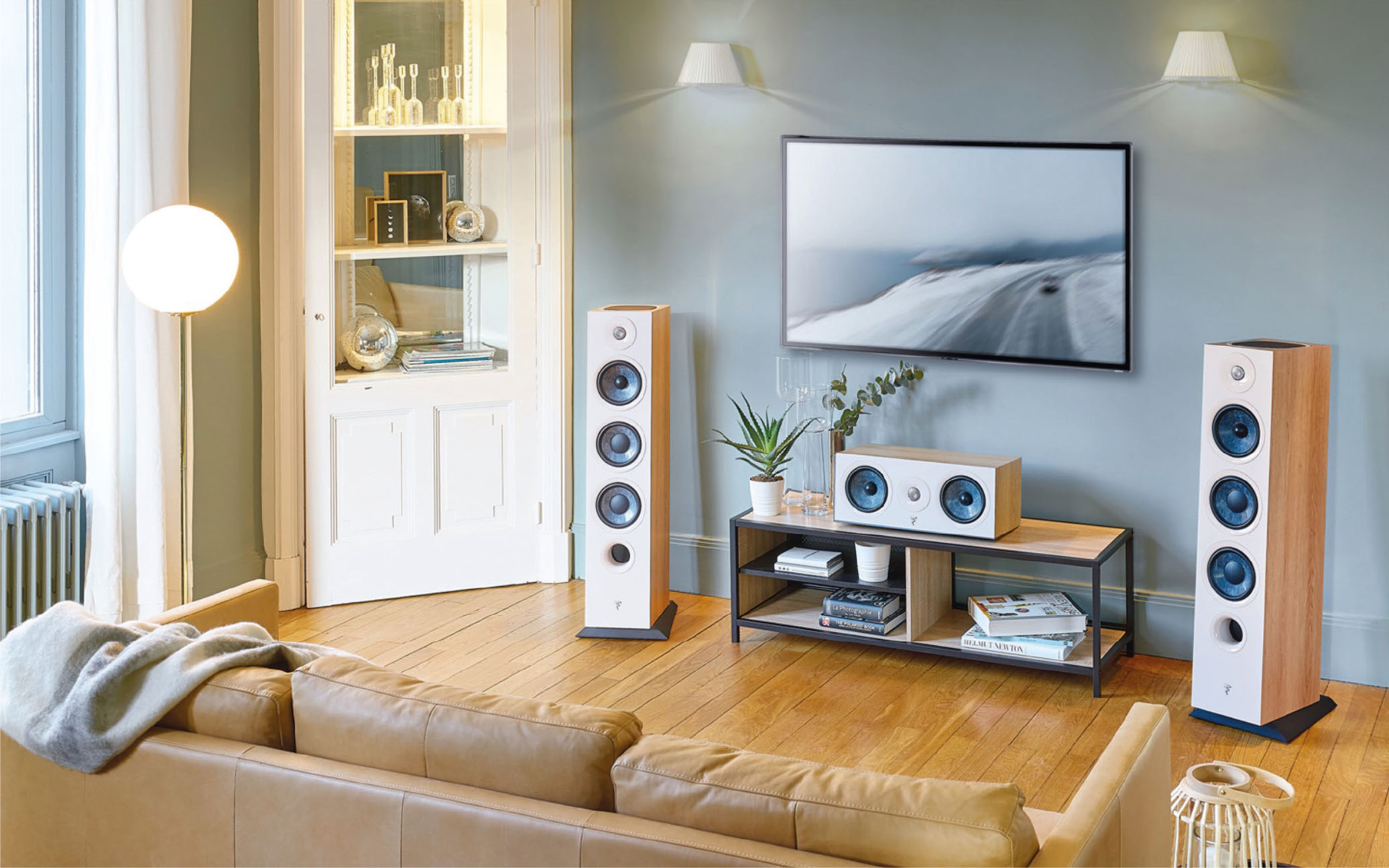 Sala de home theater com caixas acústicas Focal Chora — projeto Home 360